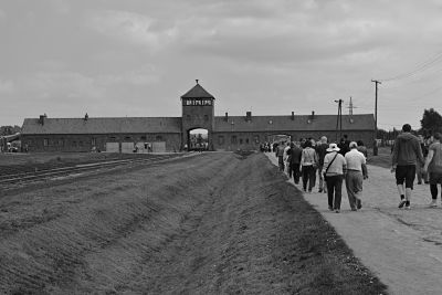 img-auschwitz-train-entrance